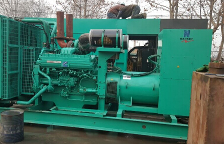 扎鲁特发电机组如何判断水冷式机油散热器内部是否需要清洗？